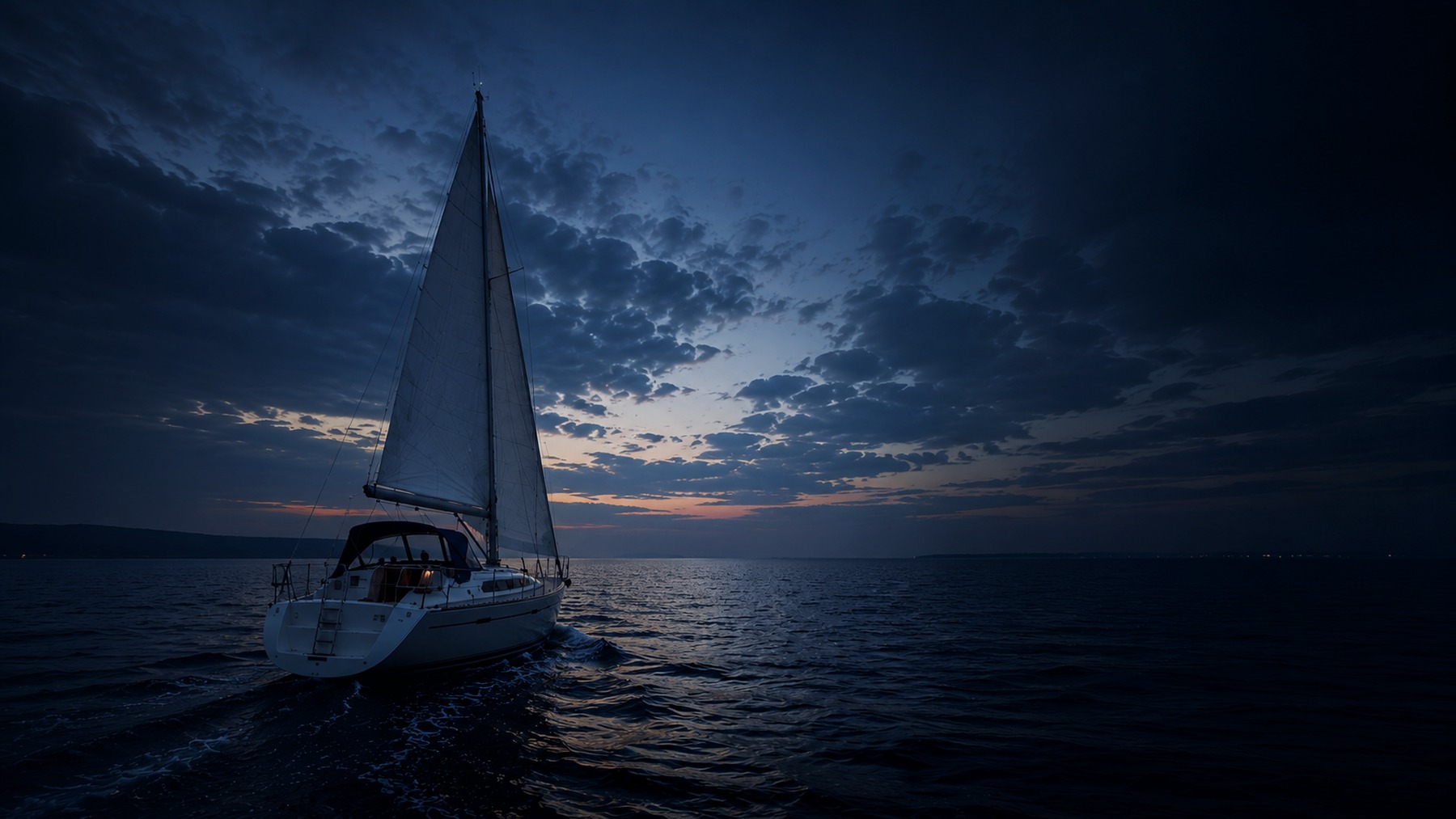 Segelyacht auf See bei Dämmerung
